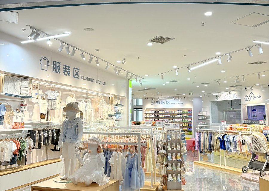 宝贝年代门店内部：奶粉辅食与纸尿裤陈列区、选购通道